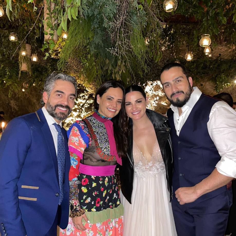 El actor y comedianteOmar Chaparro, y su esposa Lucy disfrutaron con la pareja, que a doce meses del anuncio de su noviazgo, han puesto la guinda al pastel a su historia de amor.