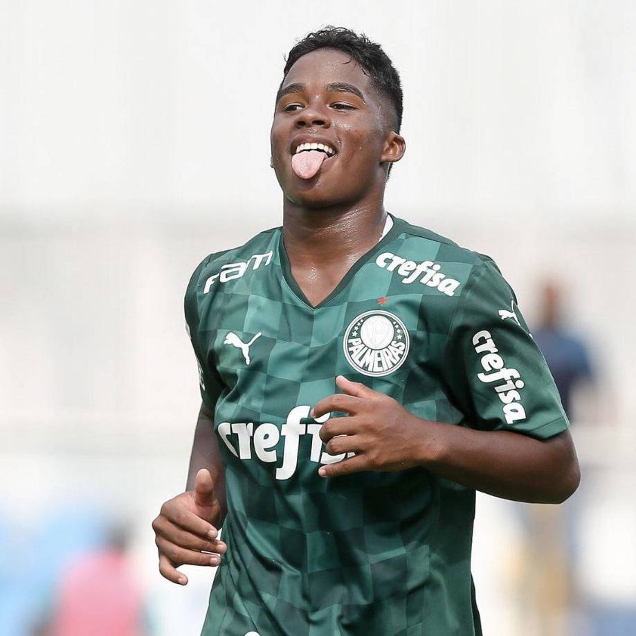 Endrick dos Santos Parafita, de 15 años, tiene el permiso del Palmeiras para negociar su salida a Europa. El mediocampista es objetivo de Real Madrid y Barcelona.