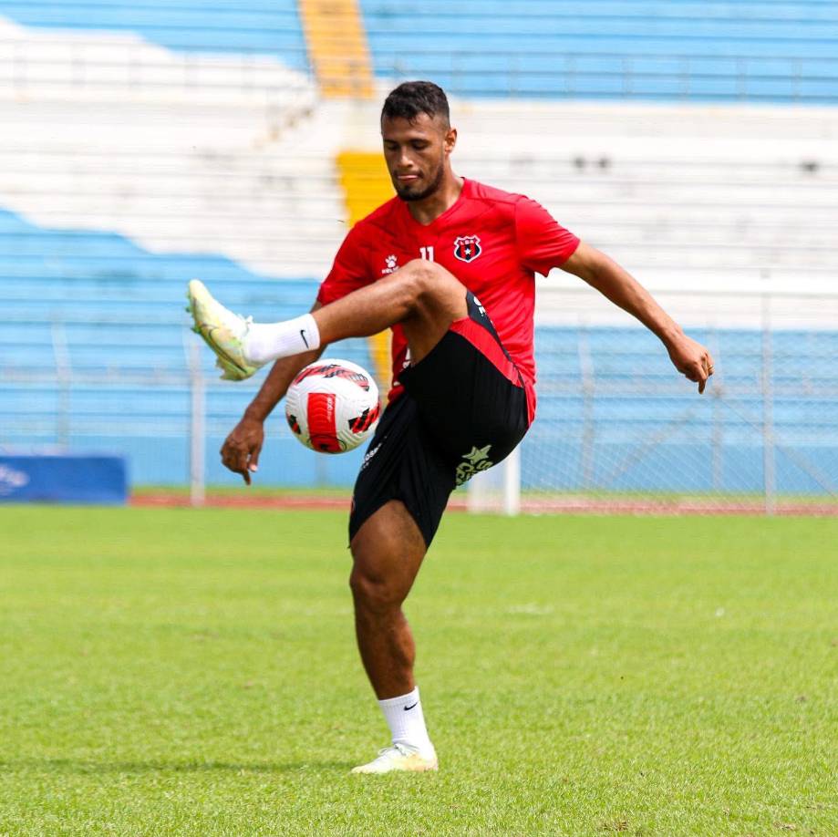 El centrocampista hondureño del Alajuelense, Alex López, también formó parte de la práctica y podría jugar ante Real España.