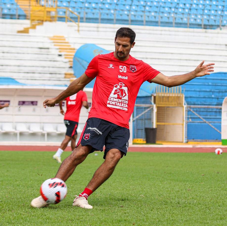 El veterano mediocampista costarricense Celso Borges durante el entrenamiento del Alajuelense en el Olímpico.