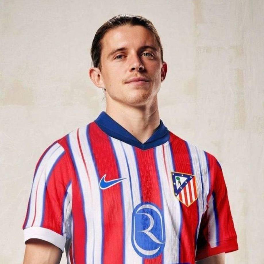 Fabrizio Romano confirma que Conor Gallaguer deja el Chelsea para jugar en el Atlético de Madrid. El volante inglés abandona los ‘Blues’ por 42 millones de euros y firmará hasta 2029 con los rojiblancos.