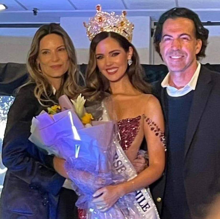 Durante la coronación la joven estuvo acompañada de sus padres Felipe Viel, presentador de televisión recordado por su participación en el programa Escándalo TV, y la ex Miss Chile, Paula Caballero. 