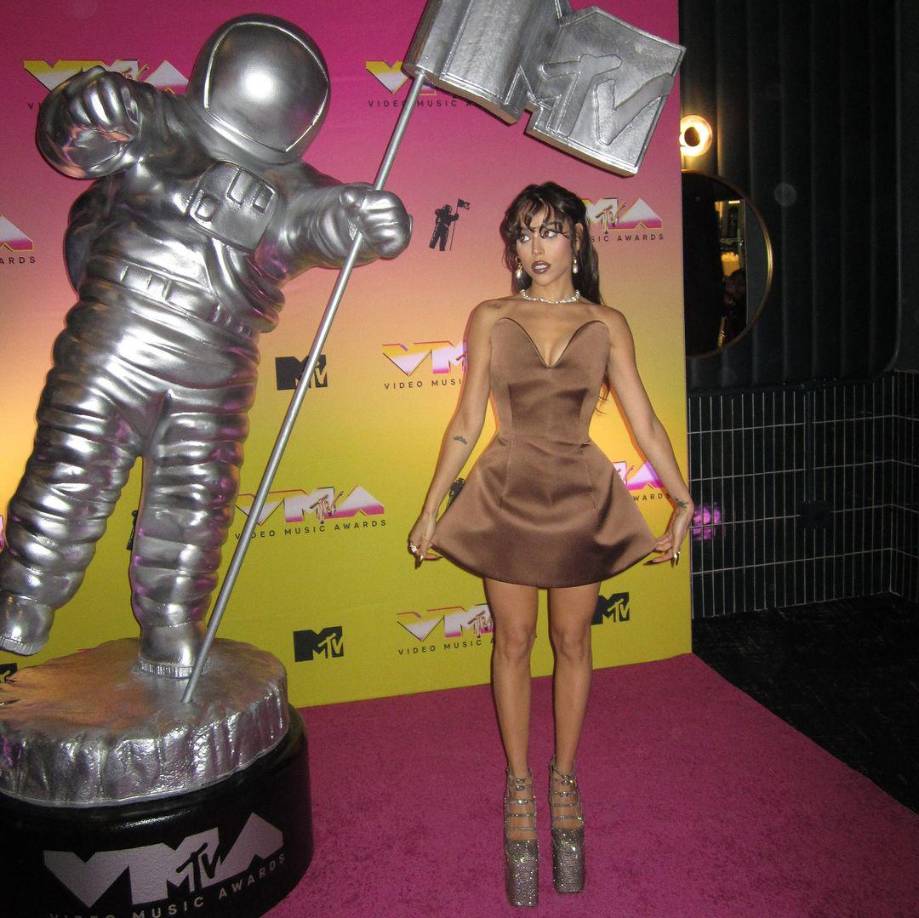 La cantante ha sido muy abierta sobre los retos que ha enfrentado desde niña en la industria del entretenimiento. “Estando tan chiquita en este medio, desde los 5 años, por supuesto que tiene su parte oscura, que me tocó abrazar, descubrir a esa niña interior”, compartió en una entrevista.