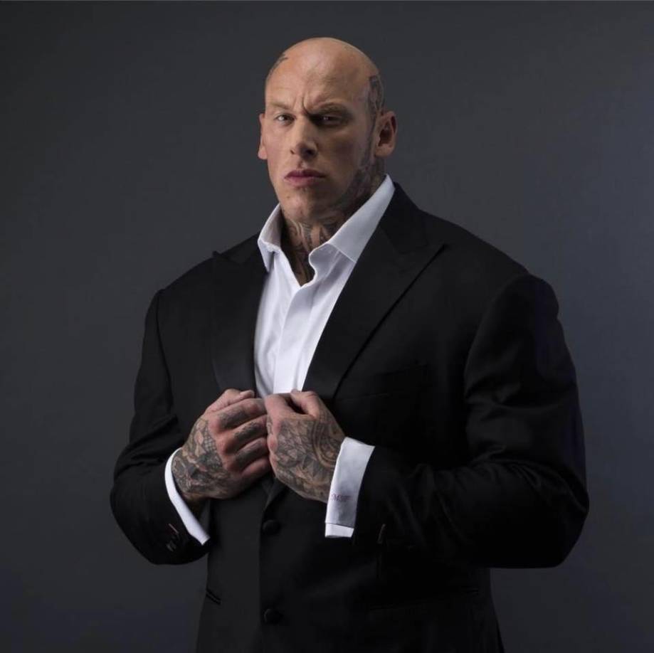 Sus bíceps, miden en circunferencia 22,5 pulgadas.