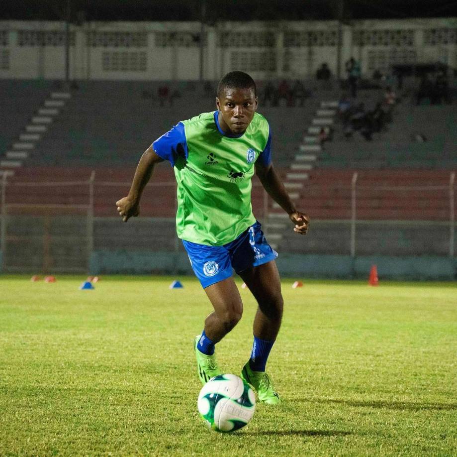 Milton Núñez - El lateral izquierdo del Victoria, que es hijo de ‘Tyson‘ Núñez, interesa al Motagua, pero será su padre que defina el futuro de su hijo.