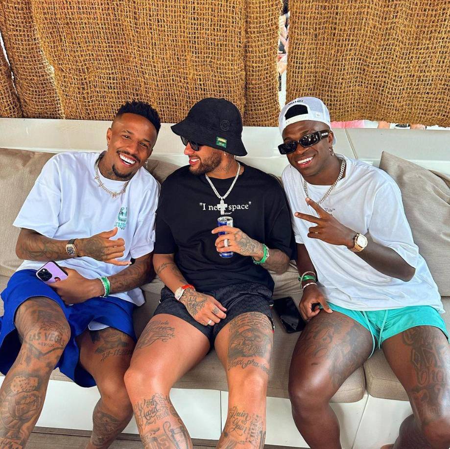 Neymar compartió una foto junto a Vinicius y Militao en Ibiza. Los futbolistas estuvieron en un conocido beach club de la isla. “Relax”, escribió Vini en sus redes sociales.