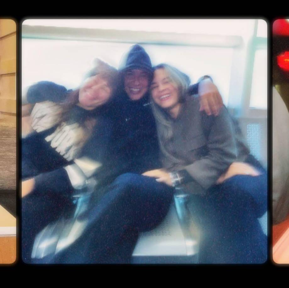 “Ustedes son las reinas de las reinas. Soy un padre afortunado al Dios bendecirme con mis bellas hijas. Ustedes son la luz de mis ojos, que Dios las bendiga hoy y siempre. Las amo con mi vida. Nos fuimos unos días pa’ NY a ver a mi equipo de Padel, que están rompiendo en la final de la <i>@propadelleague</i> y luego bajamos a Puerto Rico a ver a mi equipo de baseball <i>@santurcelbprc</i>.