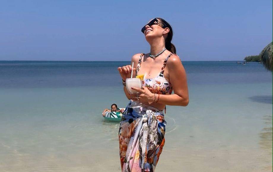 Cabe mencionar que, en una de las fotografías compartidas la bella actriz e incluso compartió la ubicación de este complejo hotelero hondureño en Roatán.