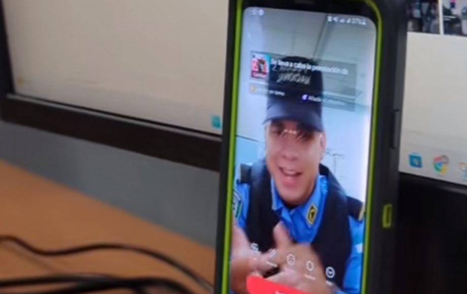 ”A todos los miembros de la institución policial les informamos que bajo la circular número N. 018-2023 está totalmente prohibido el uso de indumentaria policial en redes sociales personales”, informaron en un video.