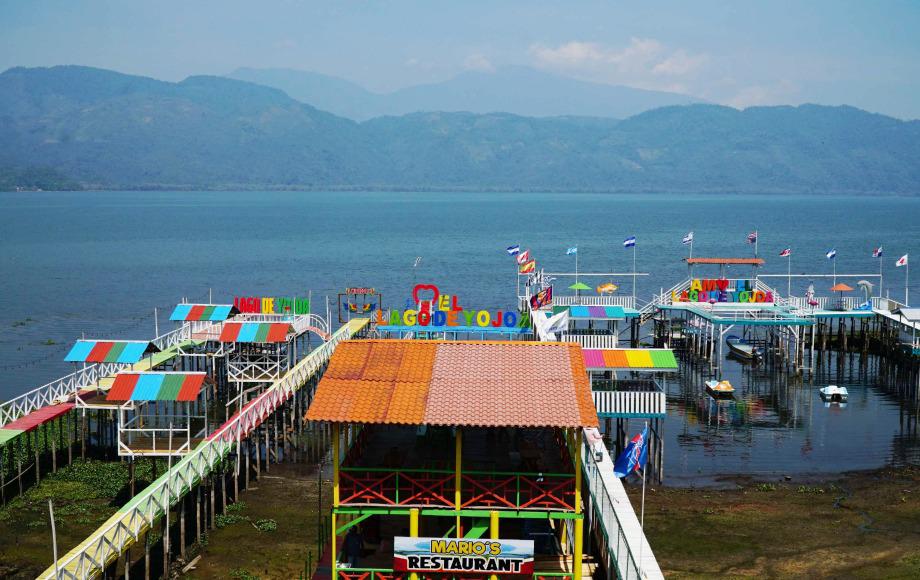 El mal manejo de los residuos, la sobre pesca, ganadería, agricultura y otros factores están poniendo en riesgo el ecosistema del único lago natural del país.