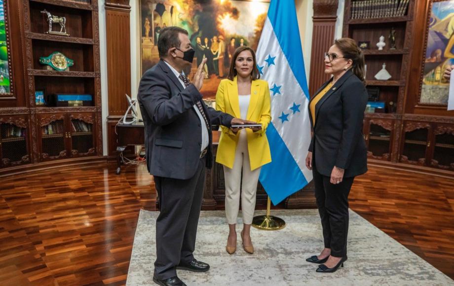 Xiomara Castro toma juramento de nuevo embajador de Honduras en Rusia