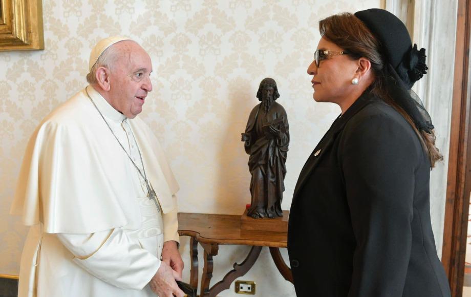 Xiomara Castro le habló de los últimos 12 años de gobierno nacionalista al papa Francisco