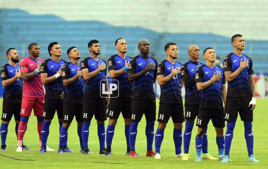 Los jugadores de la Selección de Honduras mientras cantaban el himno nacional.