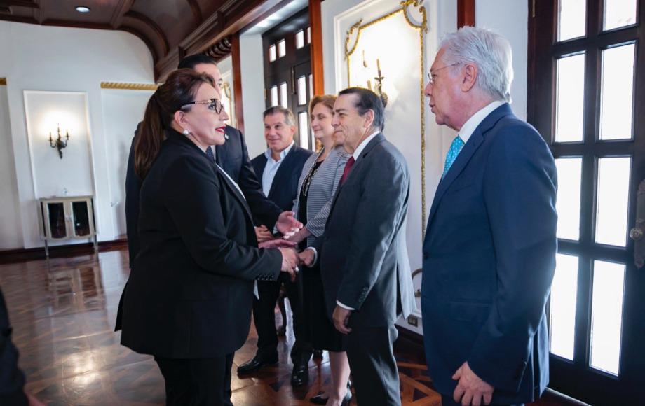 Xiomara Castro se reúne con banqueros hondureños