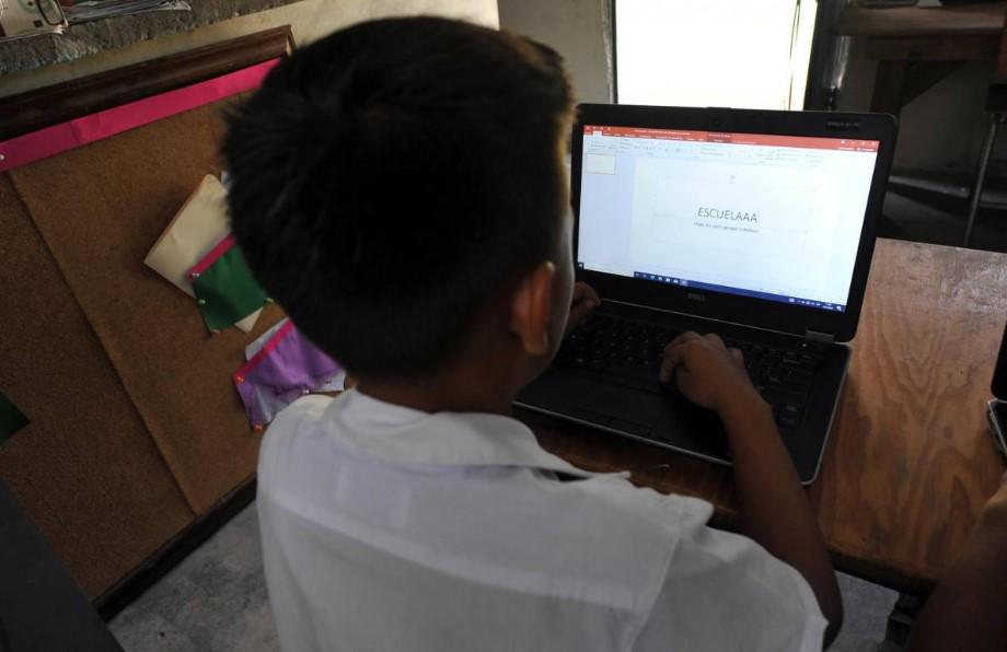 Conectarán internet en unas 2,000 escuelas de Honduras