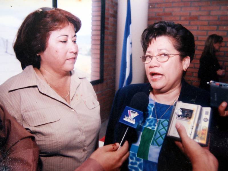 Lucía Alvarado Alonzo junto a la abogada Vilma Rosales, ahora expresidenta de la Corte Suprema de Justicia.