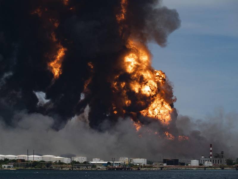 El enorme incendio de combustible que tiene en tensión a Cuba desde hace tres días se complicó este lunes cuando un tercer tanque colapsó y se extendió el siniestro, que deja al menos un muerto y 16 desaparecidos.