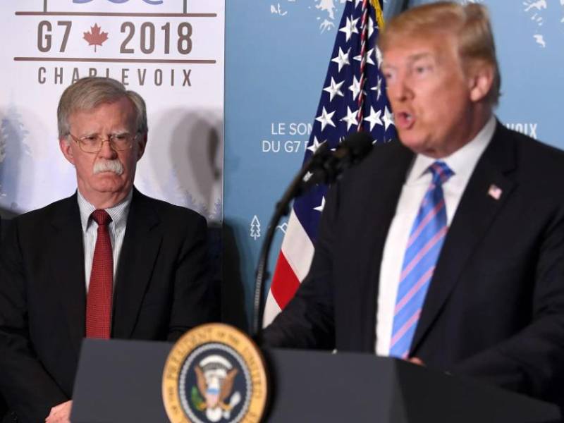 Bolton fue asesor de seguridad nacional durante la administración de Trump, pero fue despedido por su respaldo a una intervención militar en Venezuela y a bombardeos en Irán y Corea del Norte.