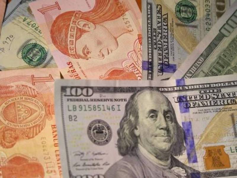 <b>Deben participar en varias subastas al día para adquirir dólares. </b>