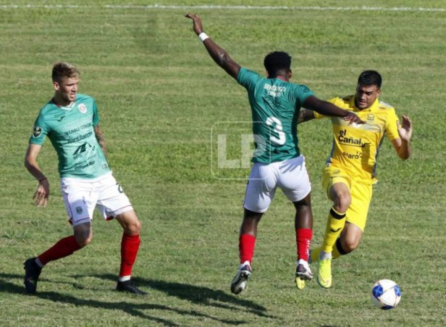 Ramiro Rocca fue un dolor de cabeza para la defensa del Marathón. En esta acción le robó el balón a Mathías Techera y Cristian Moreira para iniciar la jugada del 0-2.