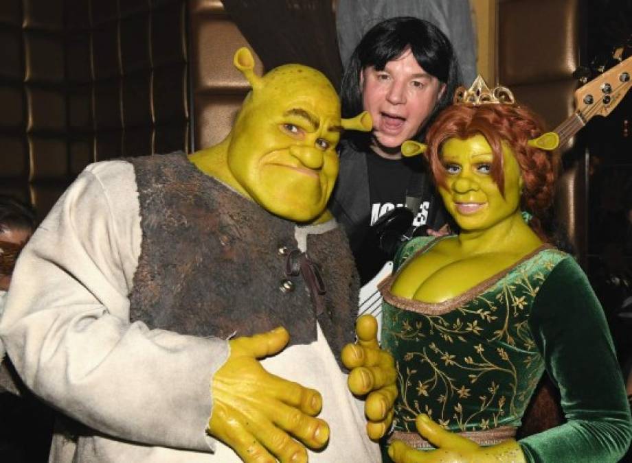 En la fiesta la pareja se encontró con uno de los actores de la famosa saga animada, Mike Myers, la voz oficial de Shrek en todas las películas.