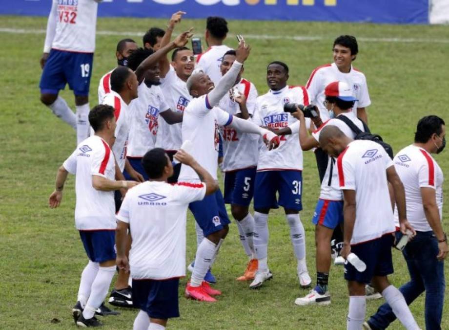 Selfie de Deiby Flores con sus compañeros en la celebración.