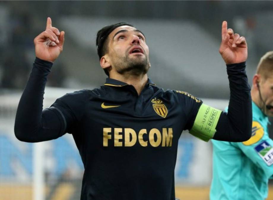 Radamel Falcao se va del AS Mónaco y jugará en esta nueva temporada con el Galatasaray de Turquía. El delantero colombiano ya se encuentra en el país turco y ha posado con un directivo del club. Falcao recibiría cinco millones de euros anuales por las próximas tres temporadas. <br/>