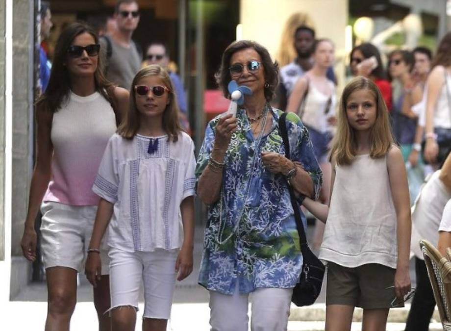 La familia, junto con el Rey Felipe, han estado disfrutando del tiempo en el Palacio de la Almudaina de la ciudad de Palma de Mallorca, que es su refugio anual para las vacaciones de verano.<br/>