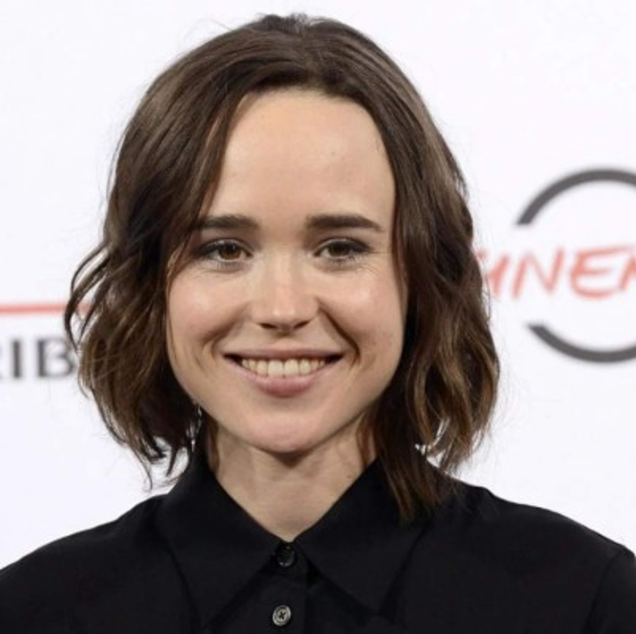 Sin embargo, cuando trataba de conseguir algún papel importante como actor a la edad de 10 años, tuvo que dejarse crecer el cabello para lucir más femenino. 'Por supuesto que tenía que lucir de cierta manera... Sin embargo, nunca me reconocí. Durante mucho tiempo no pude ni siquiera mirar una foto de mí mismo'.