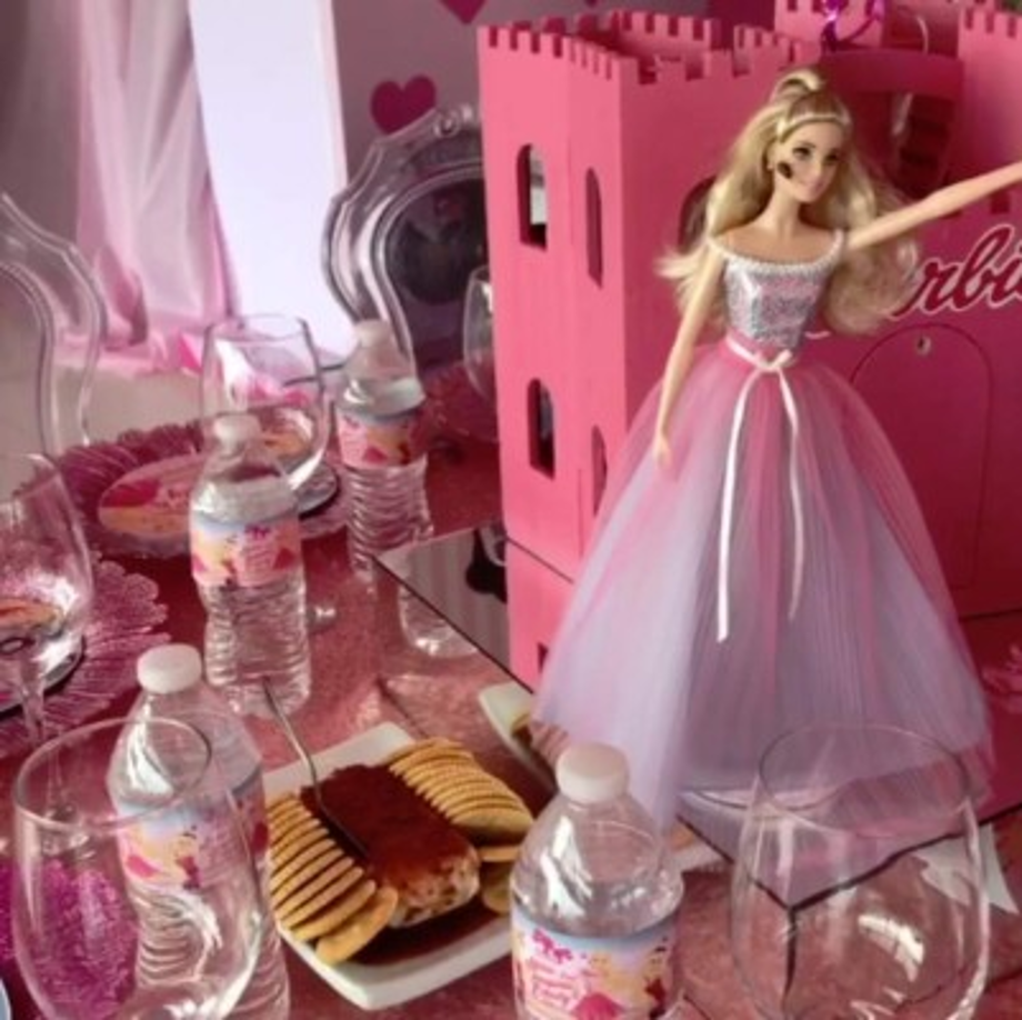 Las gemelas del Chapo regalaron muñecas Barbie a sus invitados.