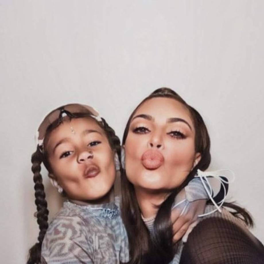 En el pasado su famosa madre se ha enfrentado a críticas de todo tipo por la manera en que viste a su hija y se ha visto obligada a aclarar, por ejemplo, que solo le permite alisarse sus rizos naturales dos veces al año o que la ropa que luce se confecciona siempre con materiales elásticos y cómodos para ella.