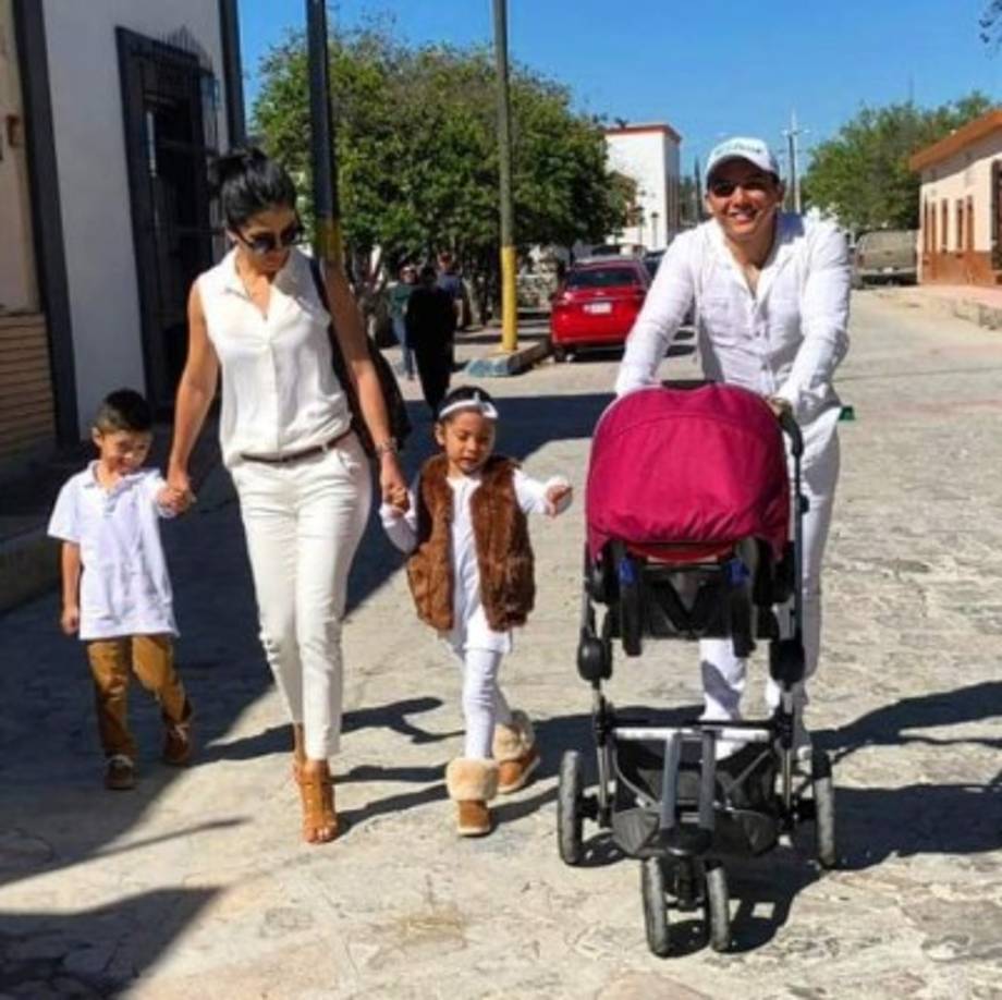 'Prefiero mantenerme al margen y respetar la decisión que tome mi esposa porque es lo más sano, si fuera mi madre, que gracias a Dios no, y que amo mucho a mi mamá porque mi mamá me respeta mucho, pero si fuera mi mamá a lo mejor yo pudiera hablar de eso, pero en este caso es de mi esposa entonces yo prefiero que lo que ella decida eso es lo correcto y yo lo que debo hacer es apoyar a mi esposa”, dijo el líder de La Trakalosa de Monterrey en entrevista con De primera mano.<br/><br/>