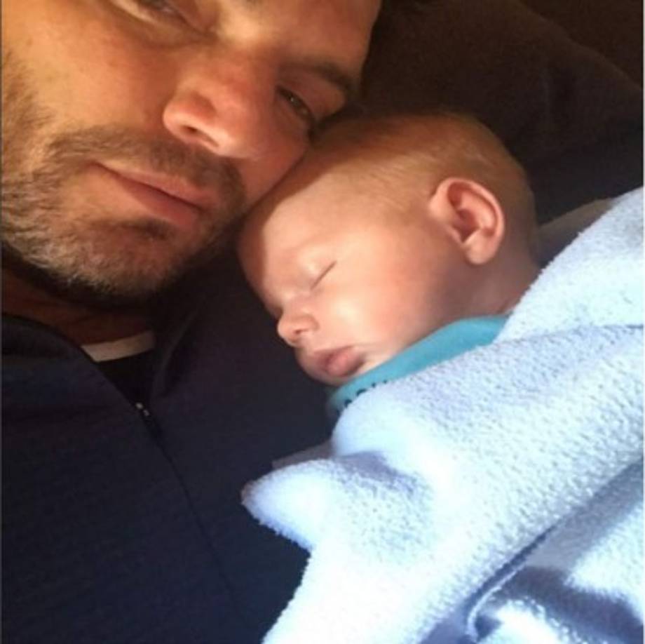 La batalla entre Marjorie de Sousa y Julián Gil está a todo lo que da y ahora el actor decidió presentar al hijo que ambos tuvieron a través de redes sociales.