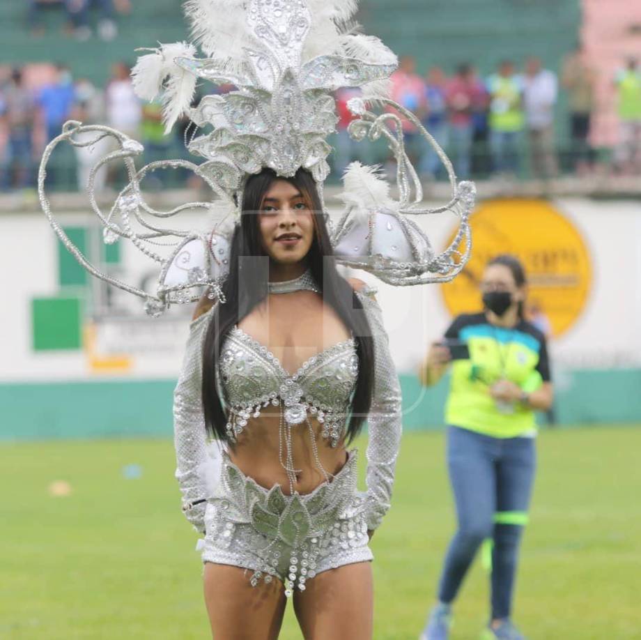 Otra de las chicas que anduvo con uno de los peculiares trajes. 