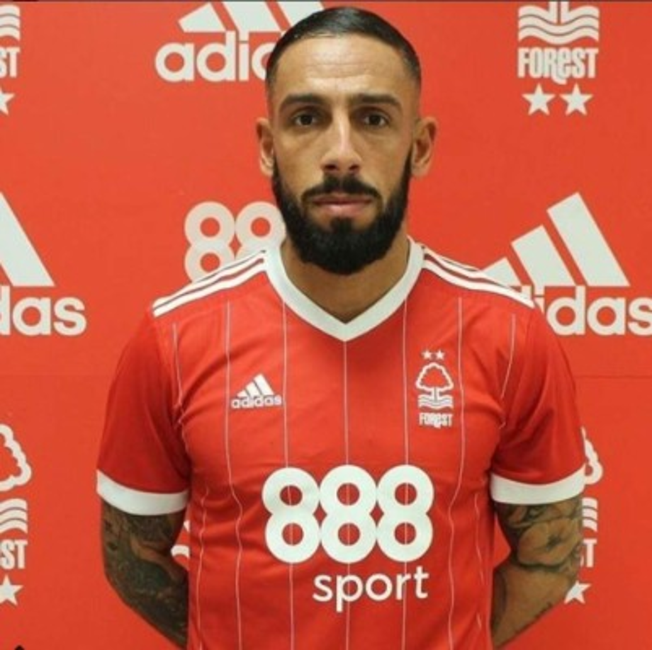 Ashkan Dejagah<br/><br/>Es muy seguido en su cuenta de instagram (ashkandejagah) con más 725 mil followers.<br/>Dejagah (5 de julio de 1986), es un futbolista germano-Iraní. Se desempeña como extremo o volante y actualmente juega en el Nottingham Forest de la Football League Championship.<br/><br/><br/>