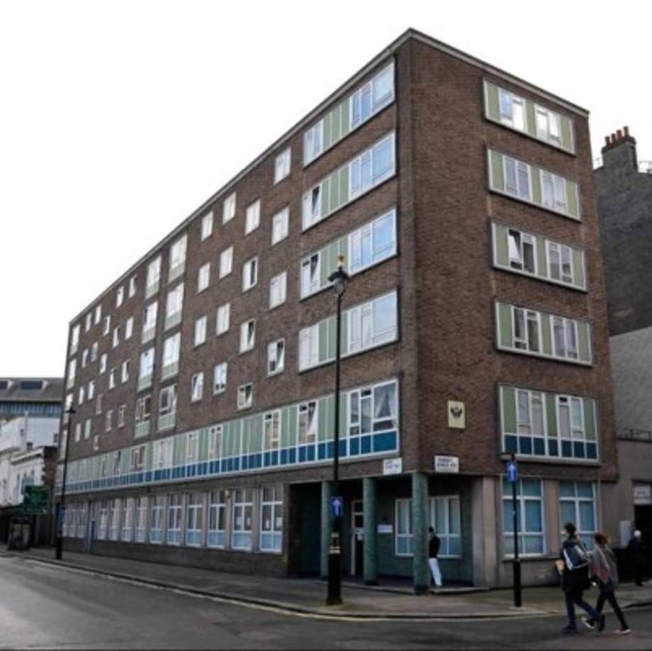 La biblia estaba en una de las dos bolsas que entregó una mujer a esta tienda benéfica en Marylebone, en el centro de Londres, según informó The Sun.