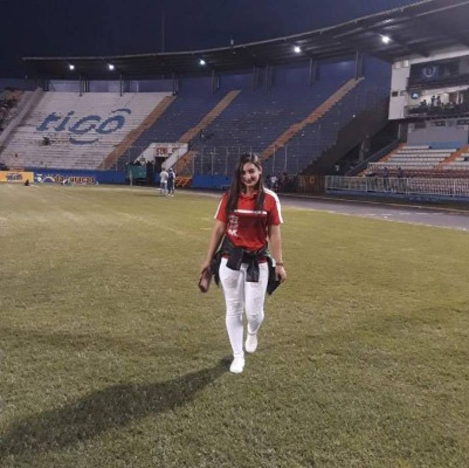 Pamela Hernández cautiva en los estadios de fútbol y es la bella pareja del delantero Diego Reyes del Olimpia.