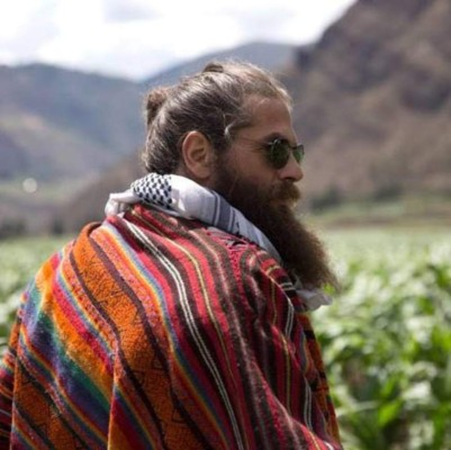 Tras el accidente fue enviado a prisión y allí se encontró a un hombre que conocía desde hace 15 años, el padre de uno de sus amigos de secundaria al cual admiraba por ser un hombre exitoso en los negocios y sobre todo, un millonario.<br/><br/>