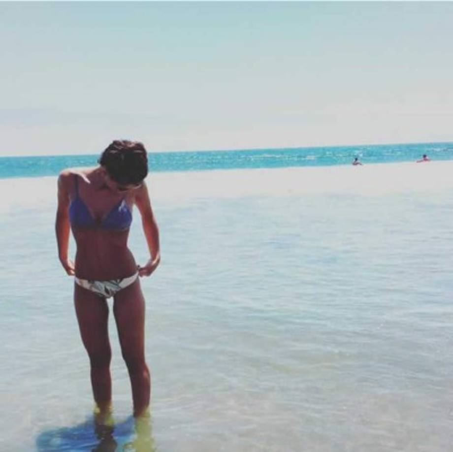 La novia del Chicharito Hernández recientemente ha publicado fotos que las que presume un cuerpo atlético y bien tonificado.