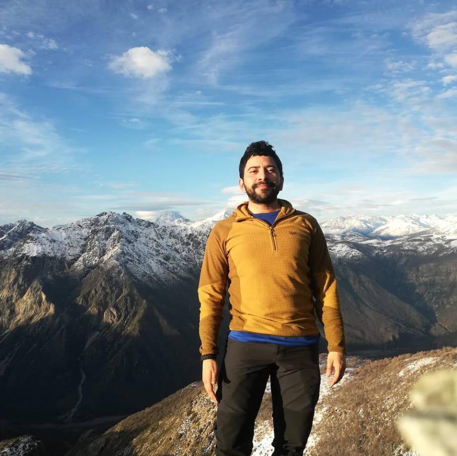 Desde su cima, Josué Medina obtuvo una vista privilegiada del imponente Ojos del Salado, el volcán activo más alto del planeta, mientras ondeaba con orgullo la bandera de Honduras y la de su federación. 