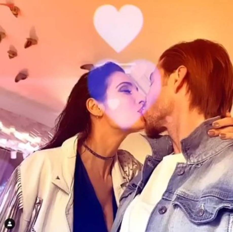 El tierno beso que le dio Sergio Ramos a Pilar Rubio para sellar su amor en este día.