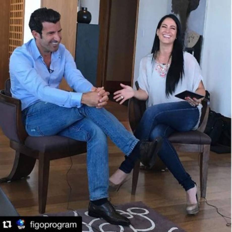 Alba Galindo ha entrevistado a grandes deportistas. En la imagen aparece en una entrevista con el portugués Luis Figo.