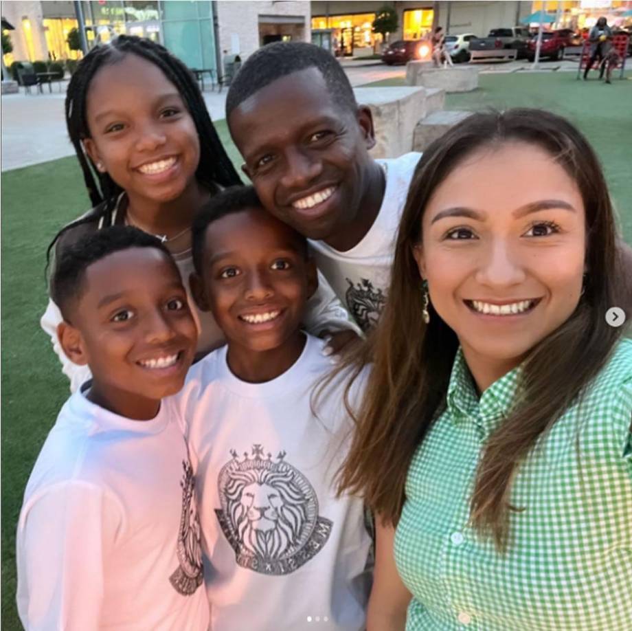 Boniek García - El mediocampista del Olimpia no dejó pasar los días de descanso para viajar hasta a Houston, Estados Unidos, a visitar a su familia.