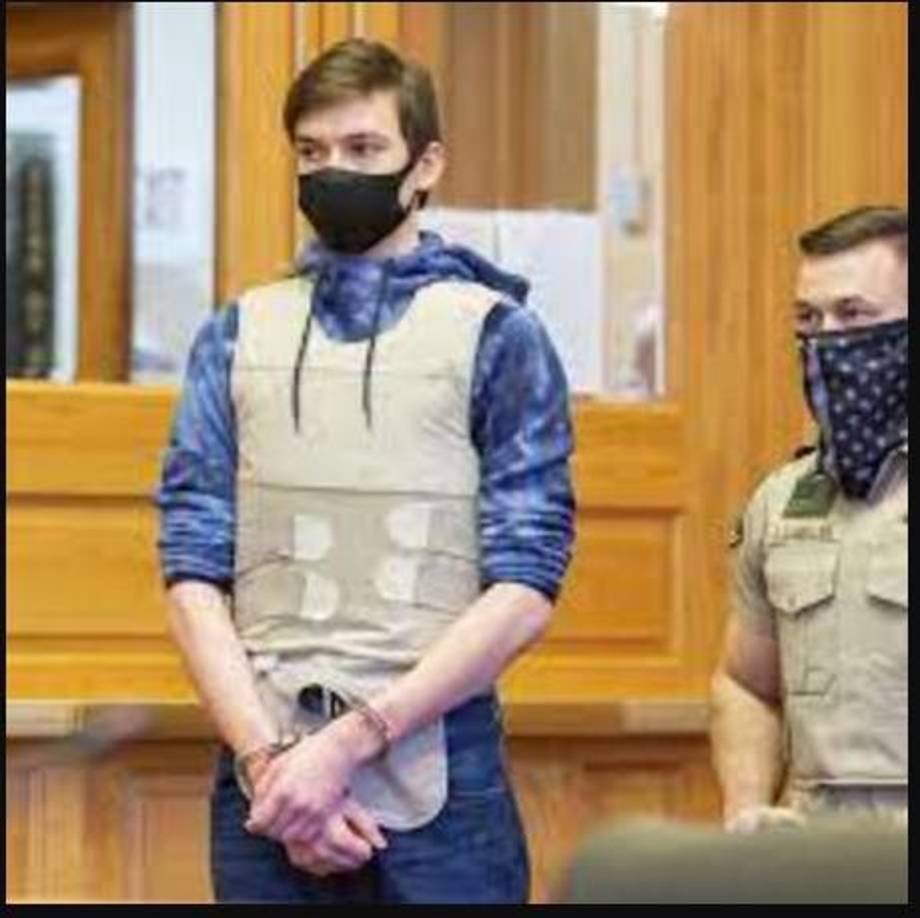 Un amigo, alarmado por lo ocurrido, informó a la policía y proporcionó evidencia con las capturas de la conversación en la red social.