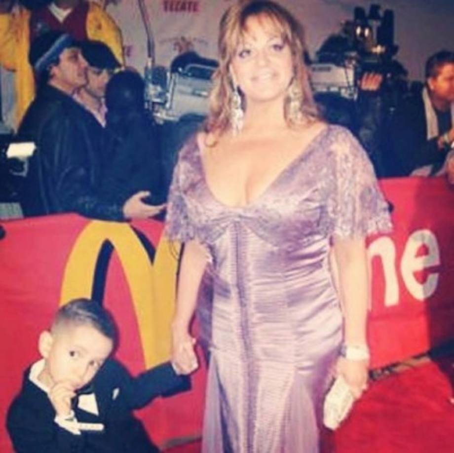 Uno de los hijos de 'La diva de la banda' ha desatado la polémica por fotos compartidas en las redes.