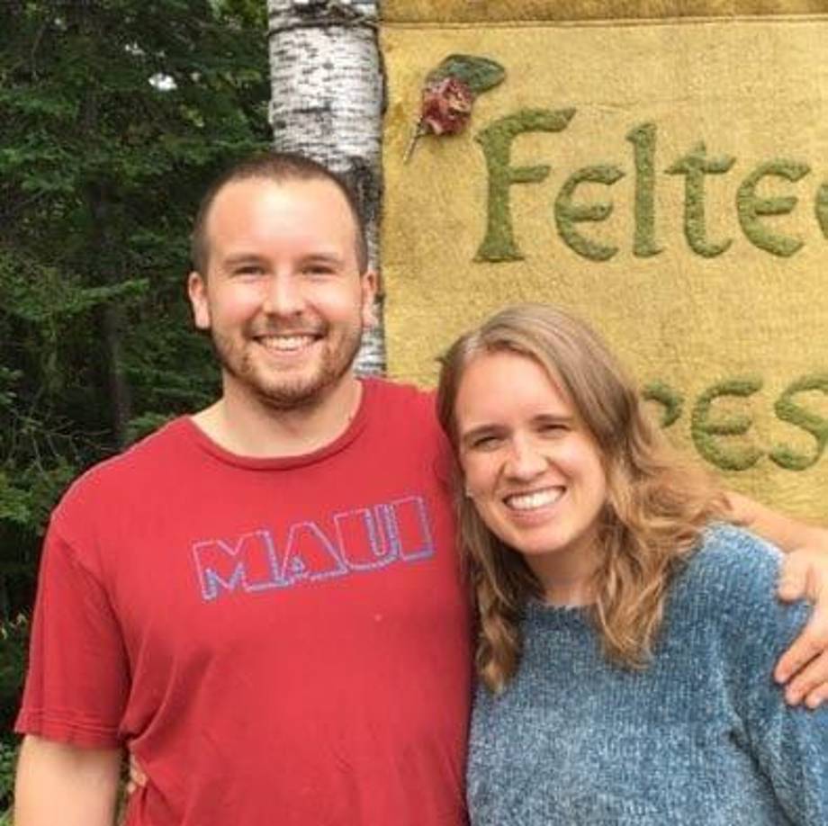 La denuncia criminal sobre el ataque a Scully presentada el viernes pasado indica que Axtell golpeó repetidamente a la víctima con una pala en su apartamento antes de acabarlo con un largo cuerno de alce. Axtell además habría destrozó el vehículo de Scully.