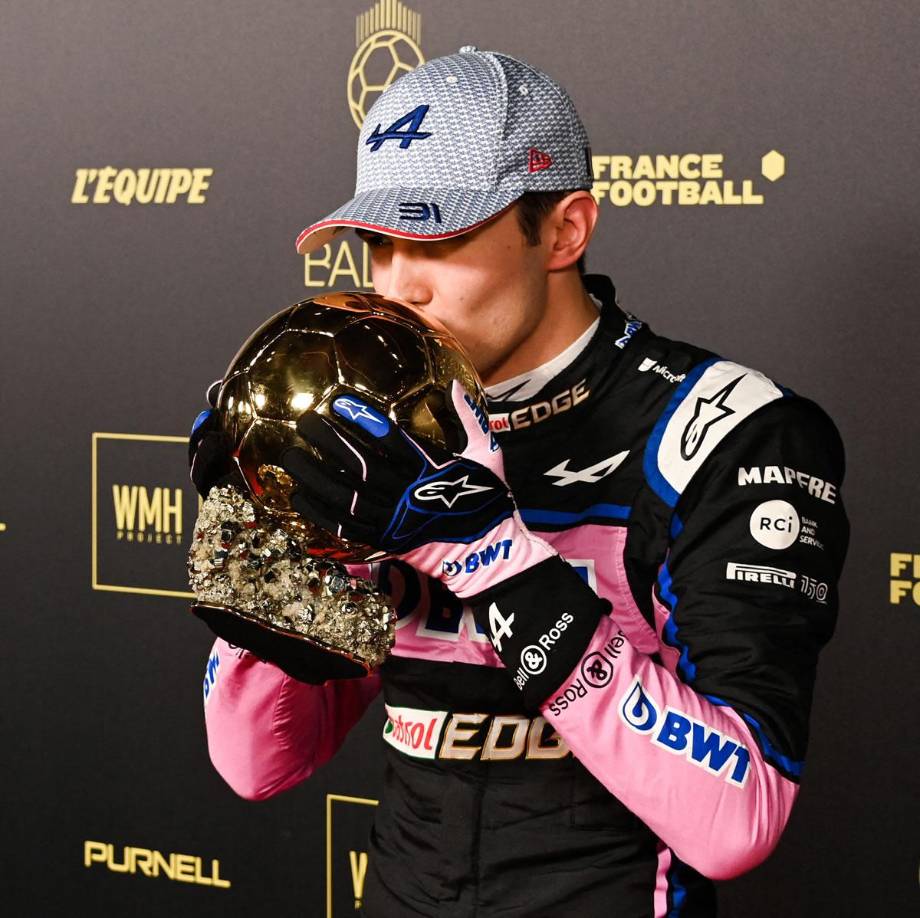 Esteban Ocon, piloto francés de la Escudería Alpine de Fórmula 1, fue el encargado de llevar el trofeo del Balón de Oro a la ceremonia.