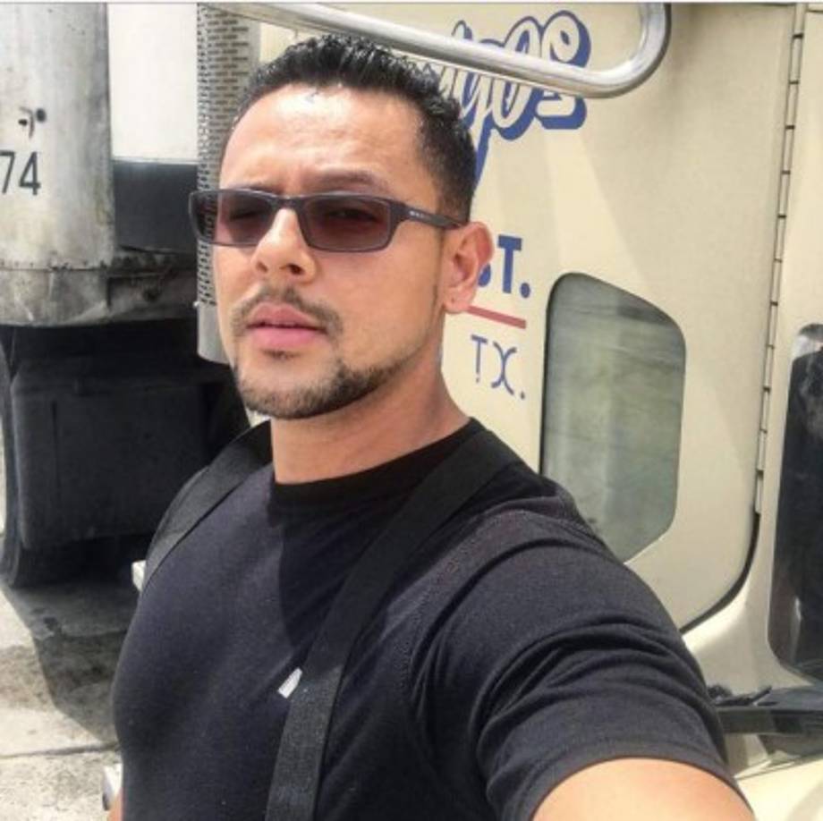 Oscar Najera mando su foto trabajando, comenta que extraña los pollos con tajadas.