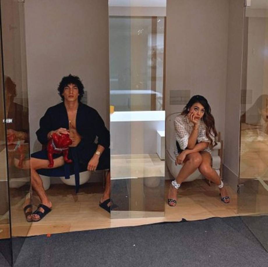 Aunque la química entre Danna y Jorge parece sobrepasar la pantalla, el actor chileno, quien interpreta a su medio hermano, Valerio Montesinos, ha negado un romance, alegando que solo son buenos amigos.