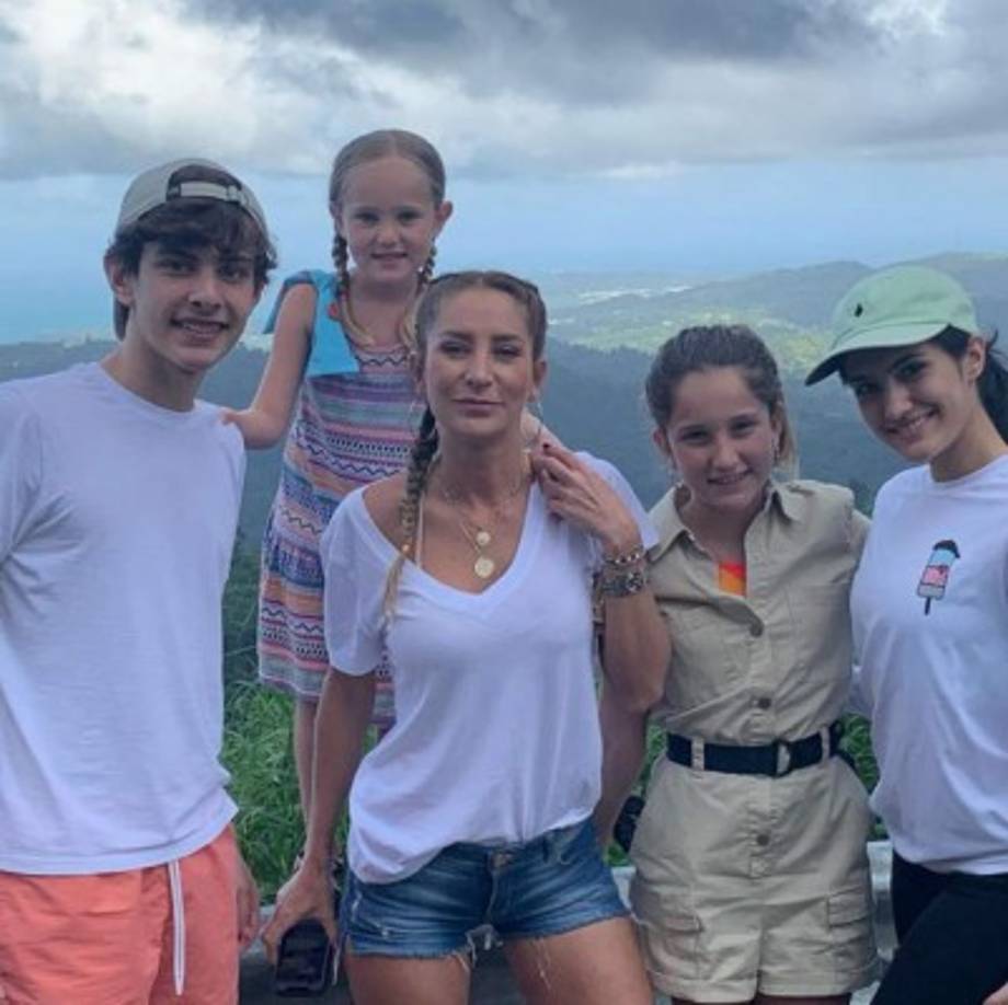 Geraldine Bazán se encuentra en EEUU con su hijas Elisa y Alexa, con quienes ha visitado varios lugares turísticos del país del norte. 'Bueno aquí no hay nieve ni frío, pero sí todo el espíritu navideño.', compartió al actriz mexicana desde Miami.<br/>